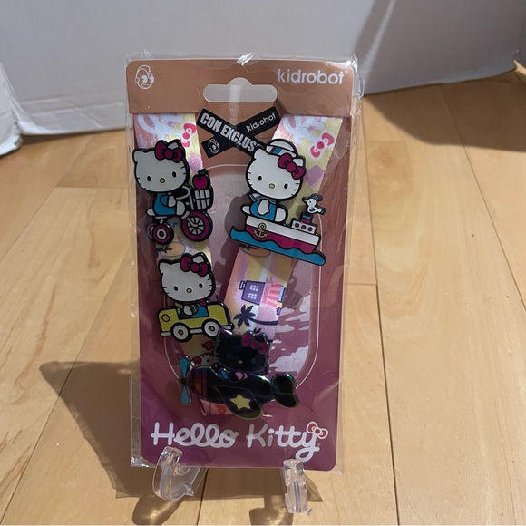 Hello Kitty Accessories - New hello kitty kid robot con exclusive lanyard pin set